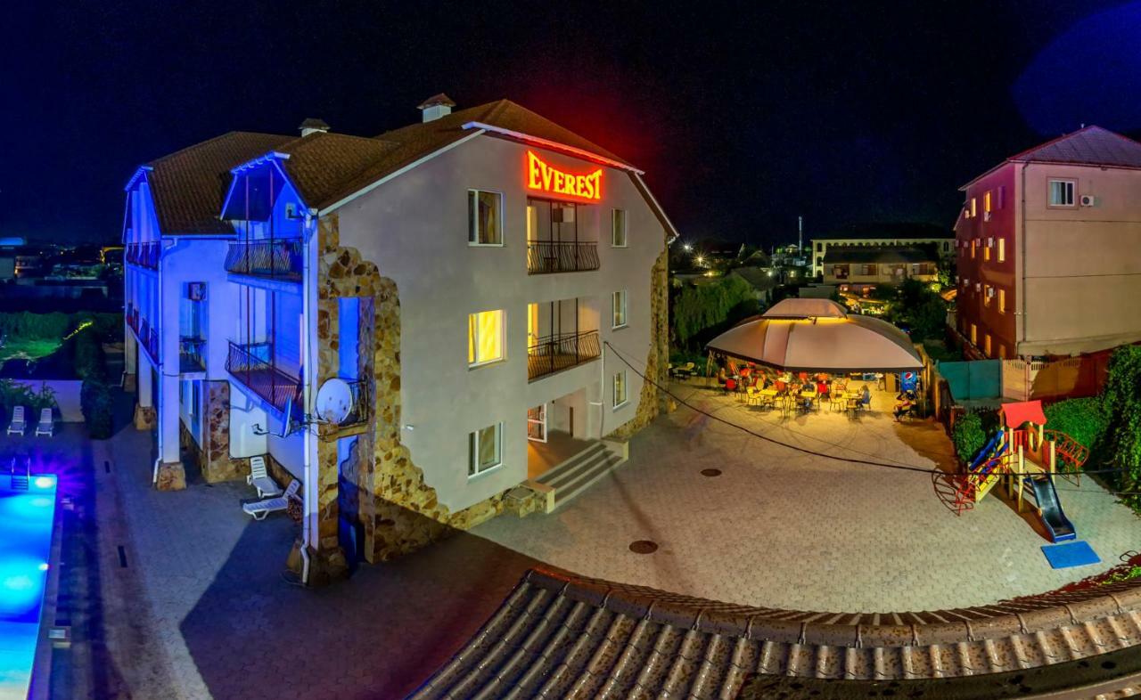 Everest Hotel Zaliznyy Port Exterior photo